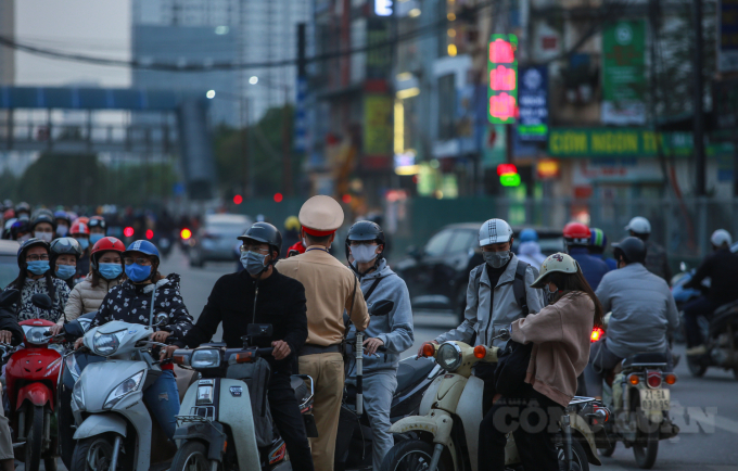 ha noi xu ly tinh trang nguoi dieu khien xe may vuot den do di nguoc chieu hinh 1