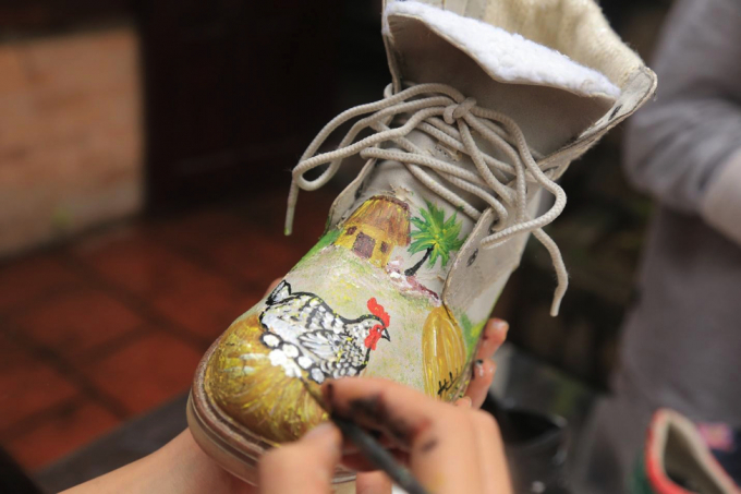 Tái tạo giày: Tái tạo giày giúp bạn tái sử dụng đôi giày cũ của mình một cách thân thiện với môi trường, đồng thời tạo ra một đôi giày mới và sáng tạo hơn. Quá trình tái tạo được thực hiện bởi các nghệ nhân tay nghề cao, sử dụng các kỹ thuật độc đáo để tạo ra một sản phẩm hoàn toàn khác biệt.