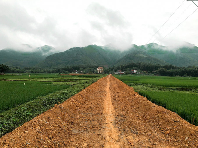 Xây nhà lớn ở quê nhưng không có người ở.