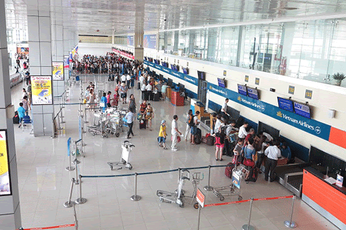 Không đeo khẩu trang, nhiều người đến sân bay Nội Bài bị phạt nặng