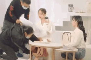 Nữ diễn viên Vương Tử Văn khiến dư luận bất bình vì để trợ lý quỳ gối mang giày