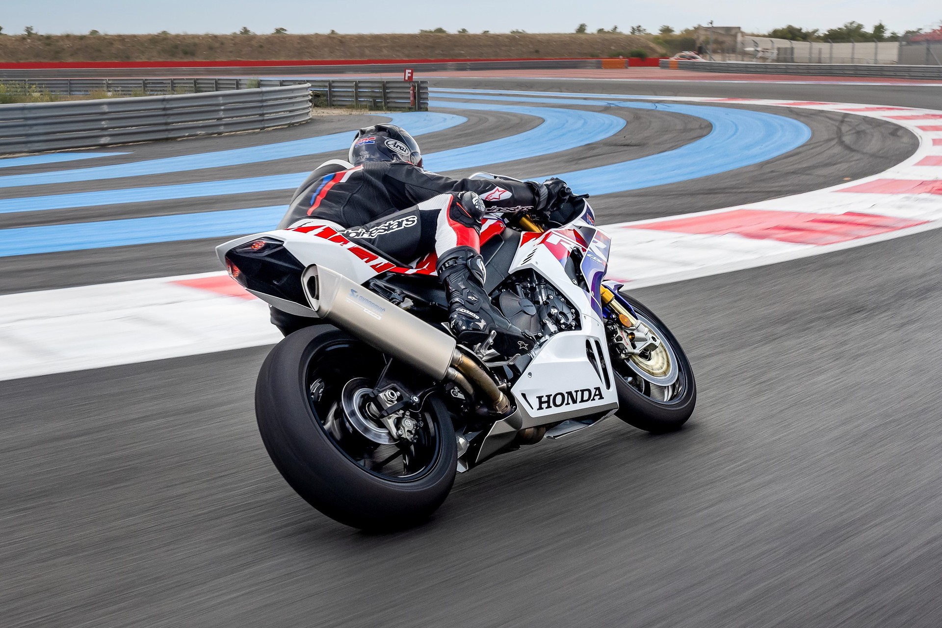 Bộ đôi superbike Honda CBR1000RR-R trình làng, nâng cấp toàn diện đặc biệt  là động cơ và công nghệ