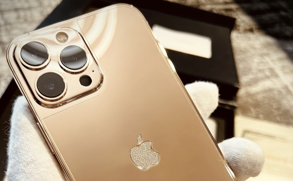 iPhone 13 Pro Max mạ vàng đính kim cương là một trong những sản phẩm có giá trị lớn nhất trong dòng điện thoại của Apple. Thiết kế độc đáo cùng với lớp phủ mạ vàng và chất liệu kim cương sang trọng đã tạo nên một điểm nhấn rất đặc biệt cho chiếc điện thoại này. Cùng đắm chìm trong những hình ảnh sản phẩm để khám phá tất cả những tính năng và đặc điểm đẳng cấp của iPhone 13 Pro Max mạ vàng đính kim cương.