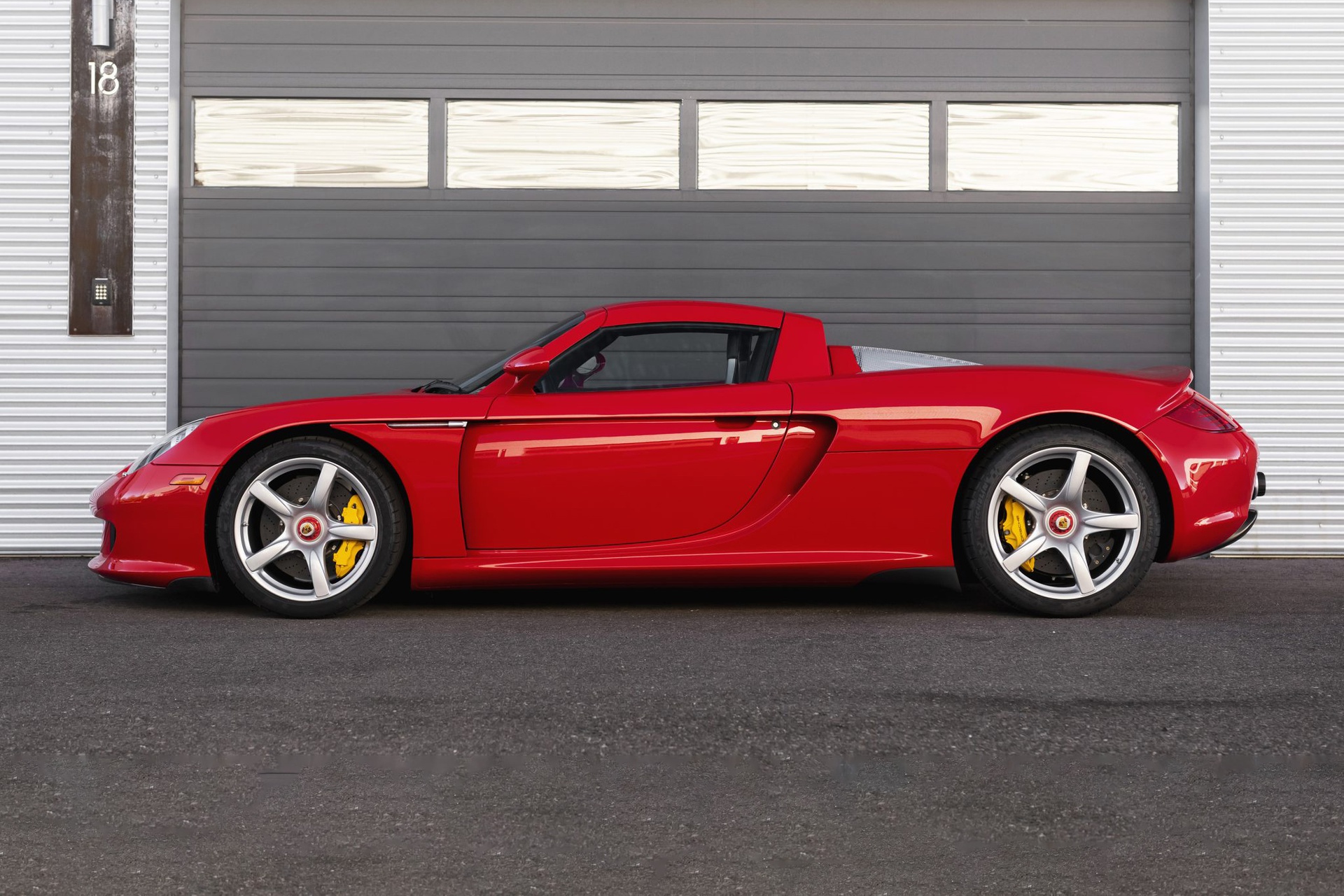 Chiếc Porsche Carrera GT hàng hiếm được bán đấu giá hơn 1,6 triệu USD