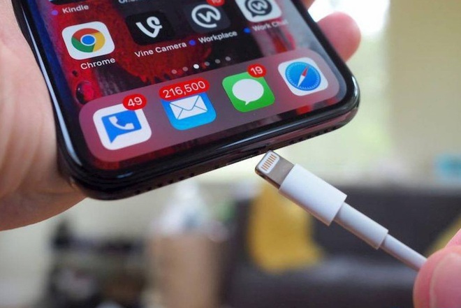 Apple có thể sẽ phải loại bỏ cổng sạc Lightning độc quyền cho iPhone