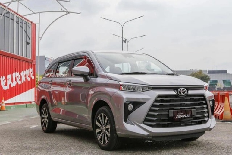 Toyota Hiace 2021 xe khách giá tiền tỉ bán chậm tại Việt Nam