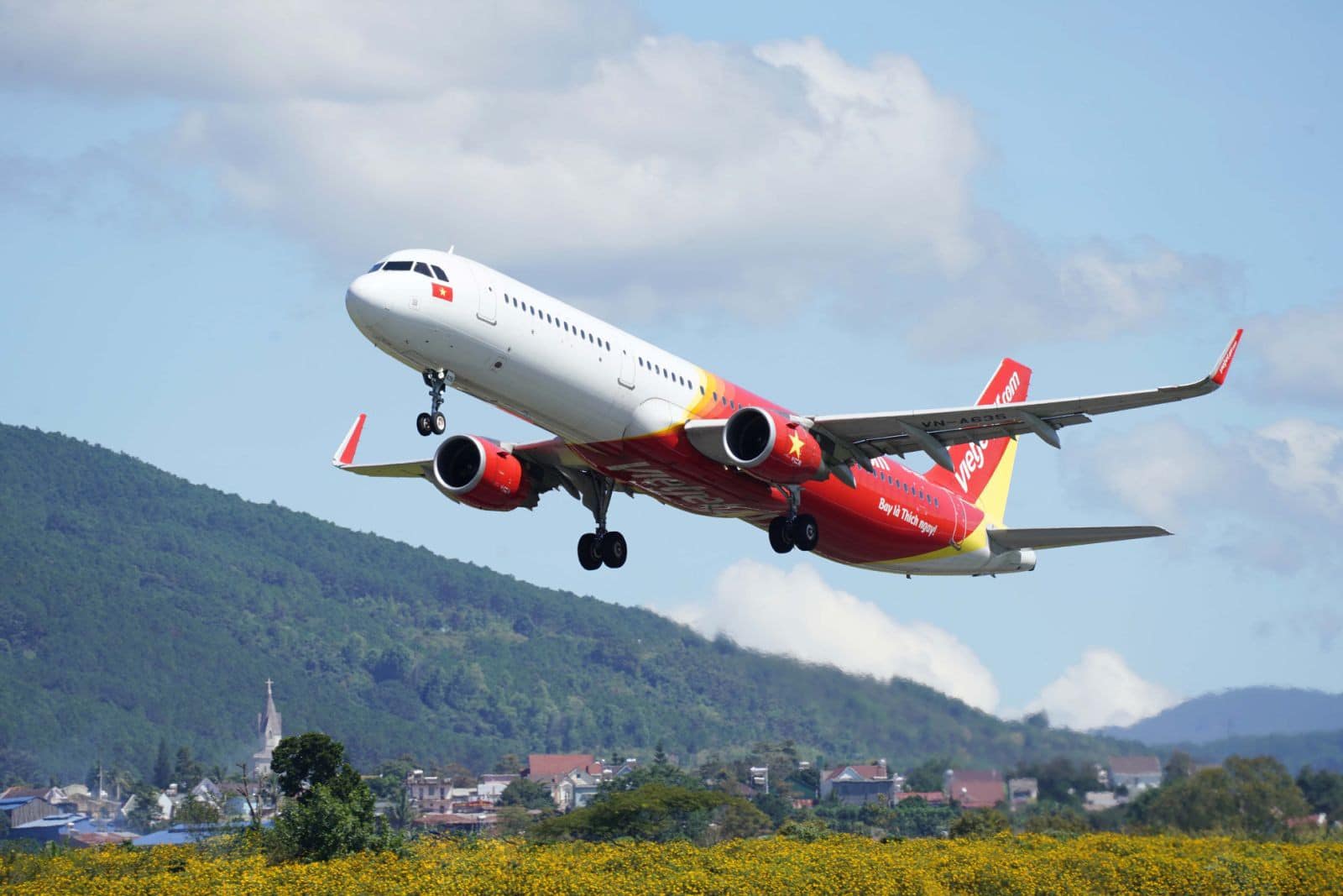 hang hang khong vietjet van chuyen hon 63 trieu luot hanh khach hinh 1