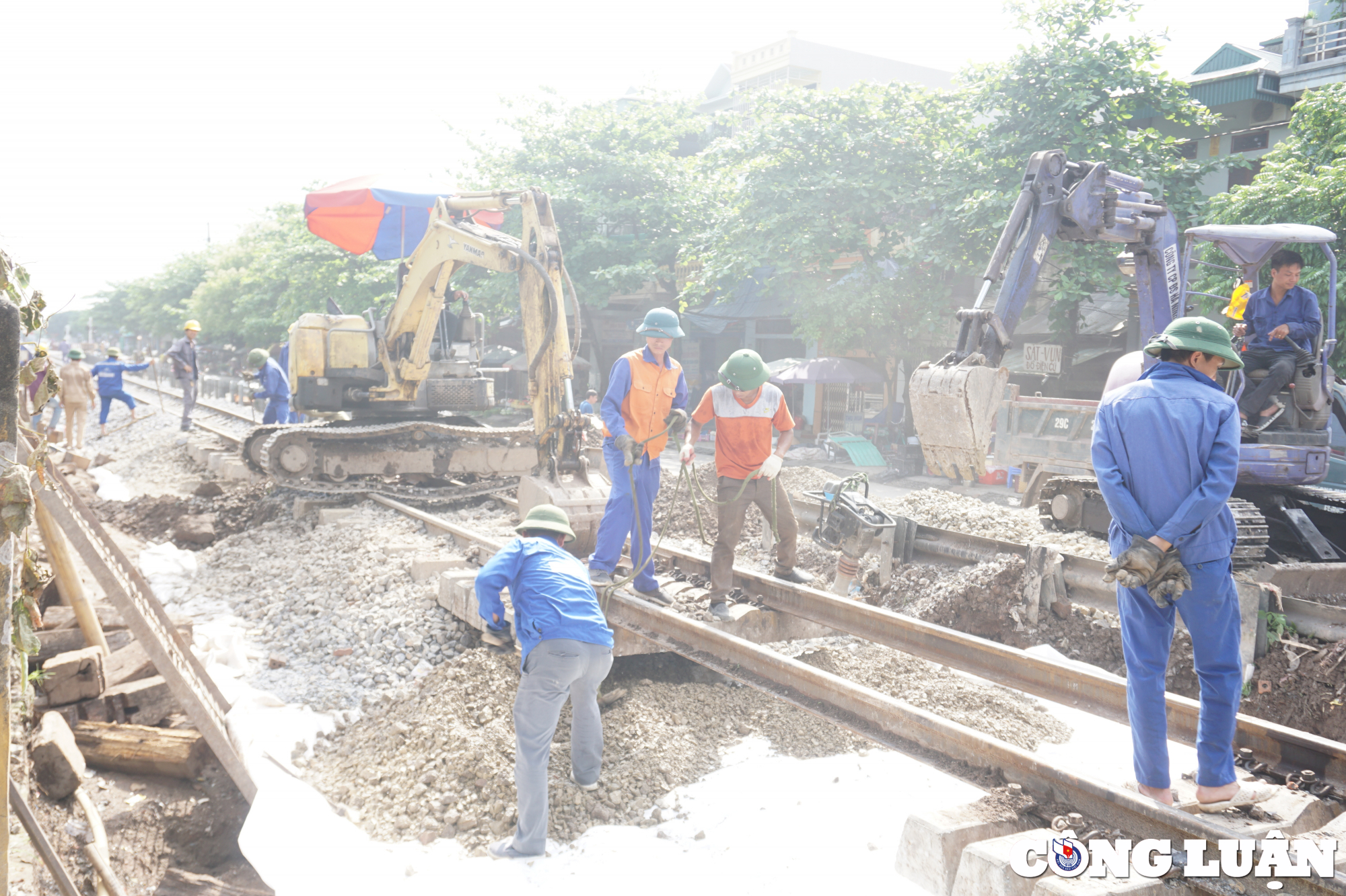 han che un tac khi sua chua duong ngang duong sat tren tuyen ha noi  tphcm hinh 1