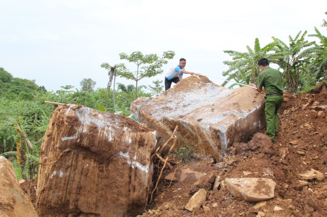 bat nhieu doi tuong cam dau cac nhom khai thac da trai phep tai nghe an hinh 2