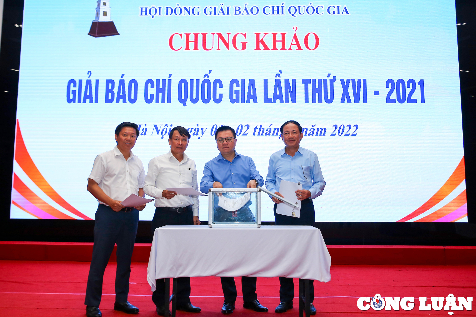 ghi nhan su dan than cua phong vien voi nhung tac pham co tinh lan toa cao trong xa hoi hinh 2