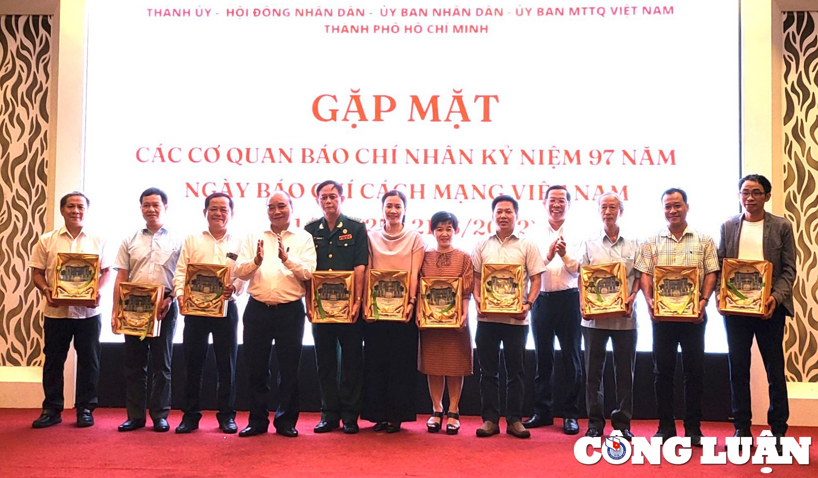 chu tich nuoc nguyen xuan phuc gap mat cac co quan bao chi tai tp hcm hinh 1