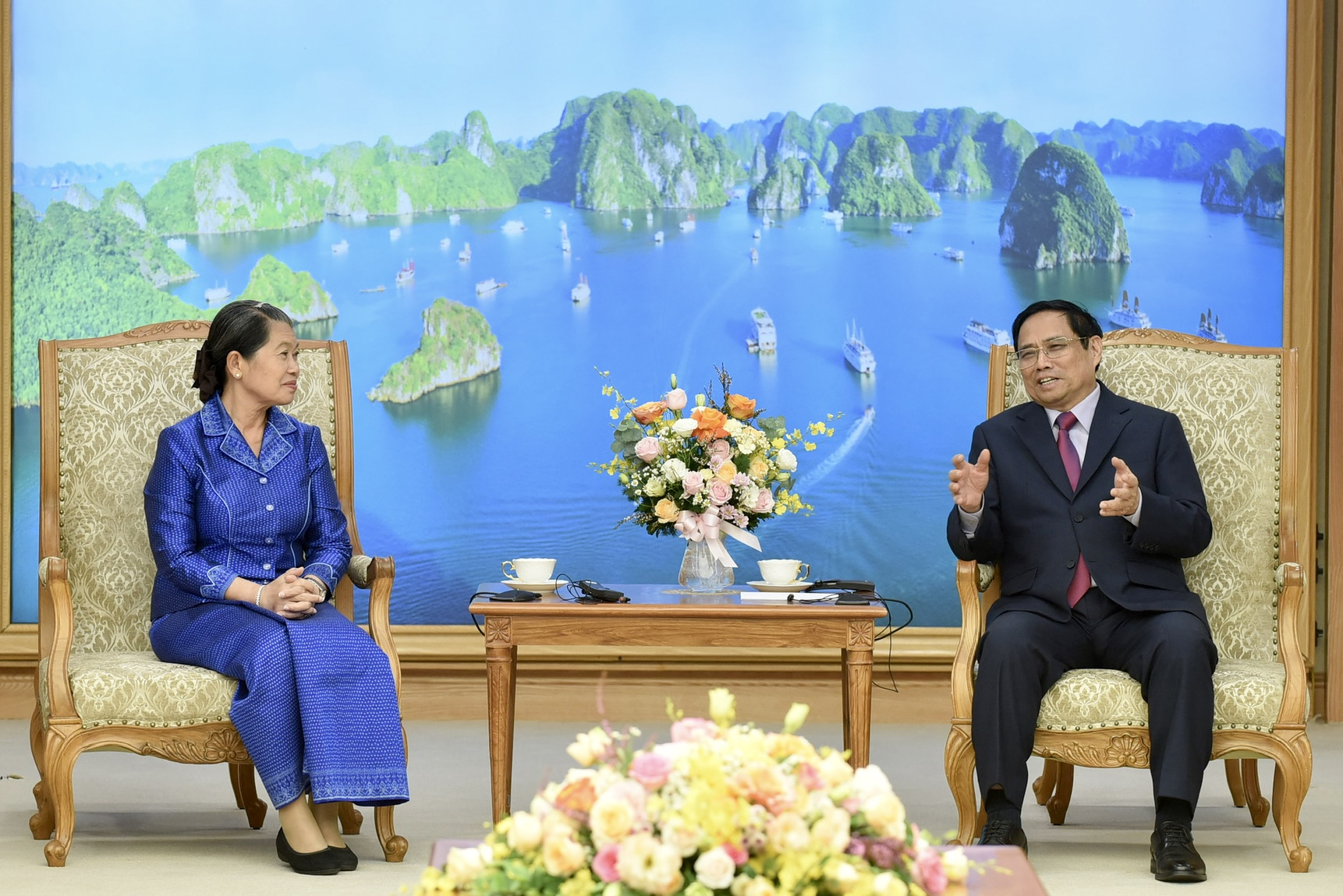 Thủ tướng Phạm Minh Chính bày tỏ trân trọng những tình cảm tốt đẹp Phó Thủ tướng Men Sam An dành cho Việt Nam và những đóng góp quan trọng của bà đối với quan hệ hai nước trên nhiều cương vị khác nhau.