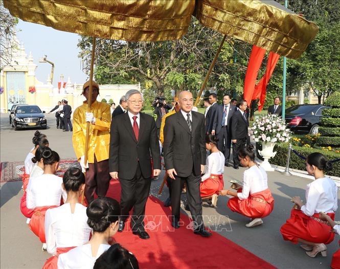 Quốc vương Norodom Sihamoni chủ trì lễ đón Tổng Bí thư, Chủ tịch nước Nguyễn Phú Trọng thăm cấp Nhà nước Vương quốc Campuchia trong 2 ngày 25 - 26/2/2019. (Ảnh: TTXVN).