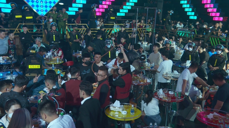 Hàng trăm thanh niên đang nhảy múa quay cuồng tại quán Bar Club47 khi Công an đột kích lúc nửa đêm.