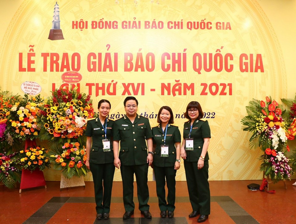 Nhà báo Trần Hoàng Hoàng, phóng viên Báo Quân đội nhân dân chụp ảnh cùng các nữ đồng nghiệp.