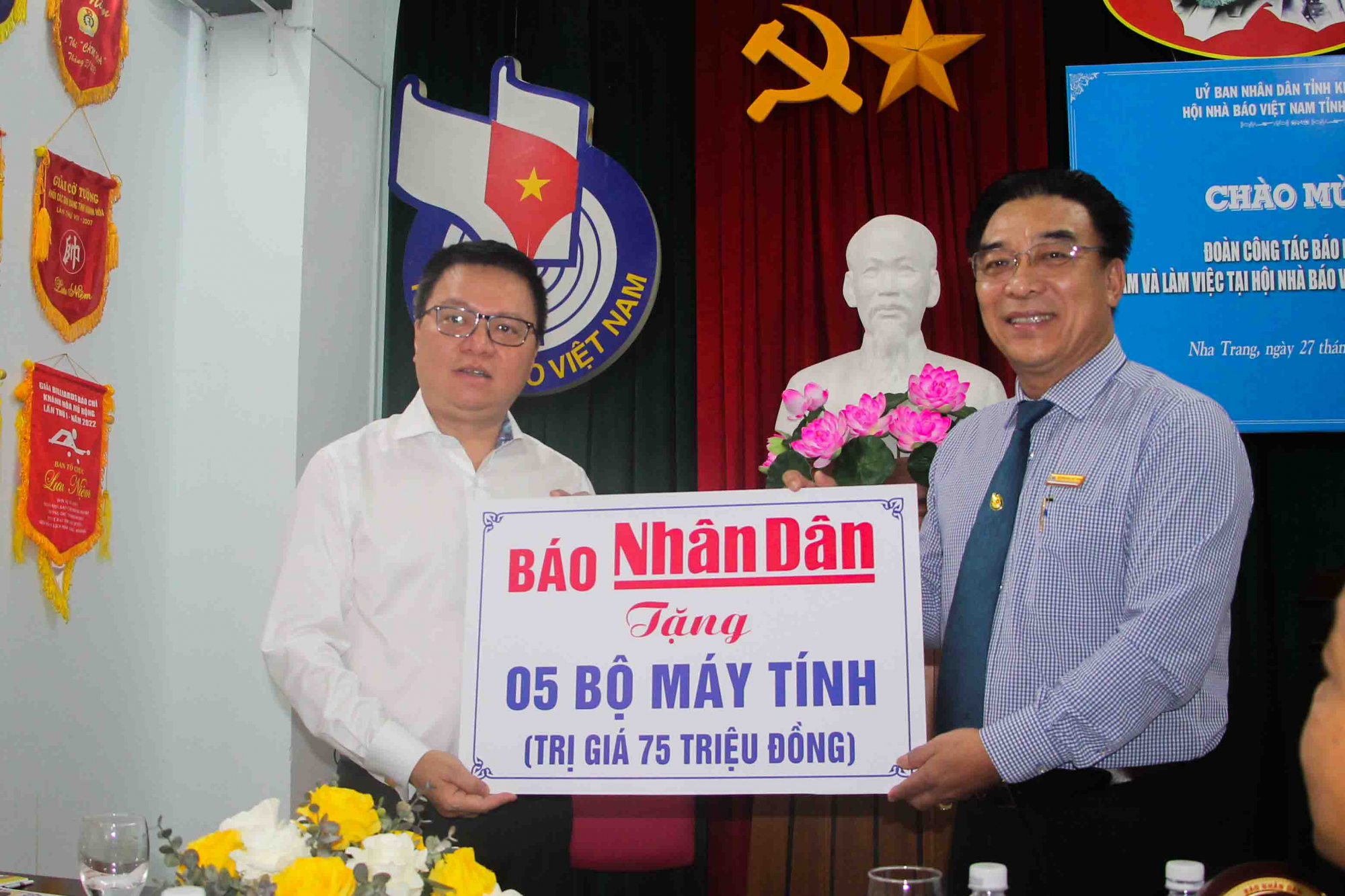 Đồng chí Lê Quốc Minh trao bảng tượng trưng tặng máy vi tính tới đại diện Hội Nhà báo tỉnh Khánh Hòa. Ảnh: Xuân Thành