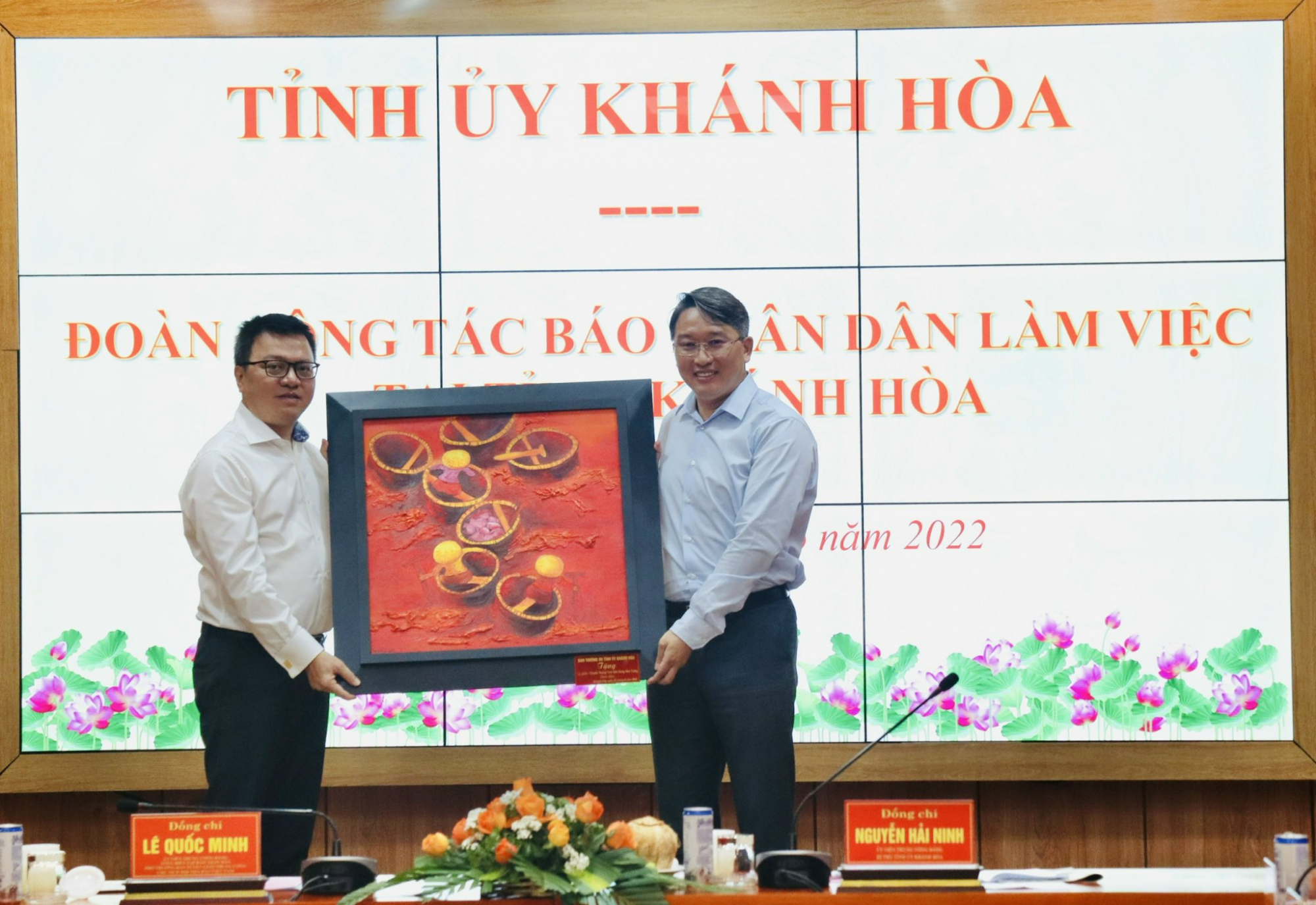 Bí thư Tỉnh ủy Khánh Hòa Nguyễn Hải Ninh (bên phải) tặng quà cho Đoàn công tác Báo Nhân Dân. Ảnh: Xuân Thành