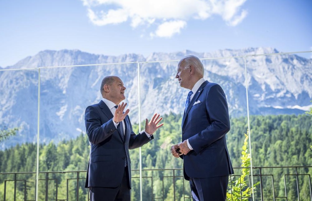 Thủ tướng Đức Olaf Scholz (trái) và Tổng thống Mỹ Joe Biden trao đổi với nhau bên lề hội nghị. Ảnh: AP