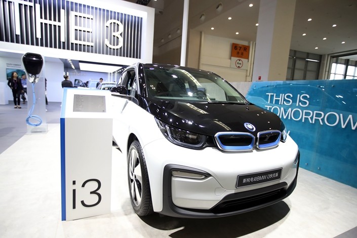 Một chiếc xe điện BMW iX (EV) được trưng bày tại gian hàng BMW tại triển lãm ô tô ở Côn Minh, Vân Nam, Trung Quốc. Ảnh: IC Photo.  