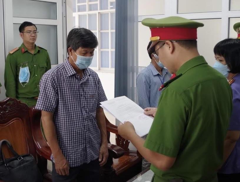 Công an đọc quyết định khởi tố với ông Diệp Minh Xuân, Phó chủ tịch UBND huyện Thuận Nam.