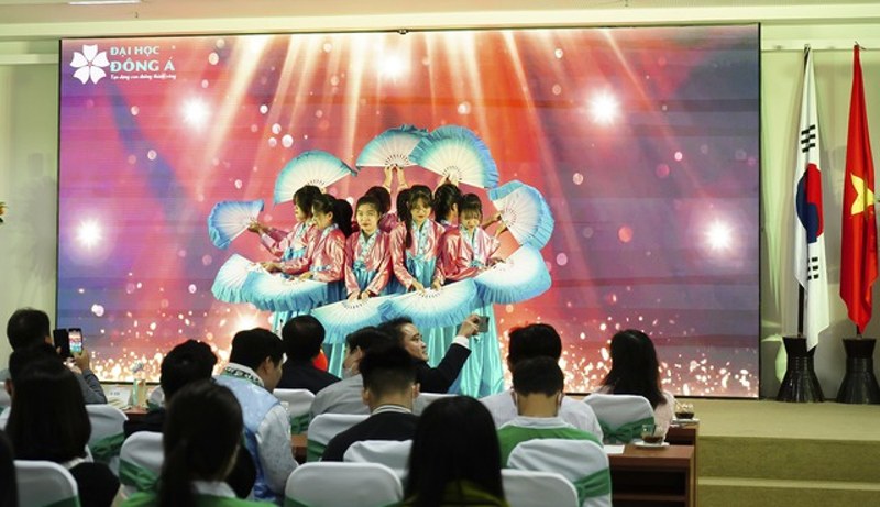 Sinh viên khoa Ngôn ngữ và văn hóa Hàn Quốc ĐH Đông Á trình diễn tiết mục múa quạt Arirang - điệu dân ca tiêu biểu nhất của Hàn Quốc. Ảnh: ĐH Đông Á
