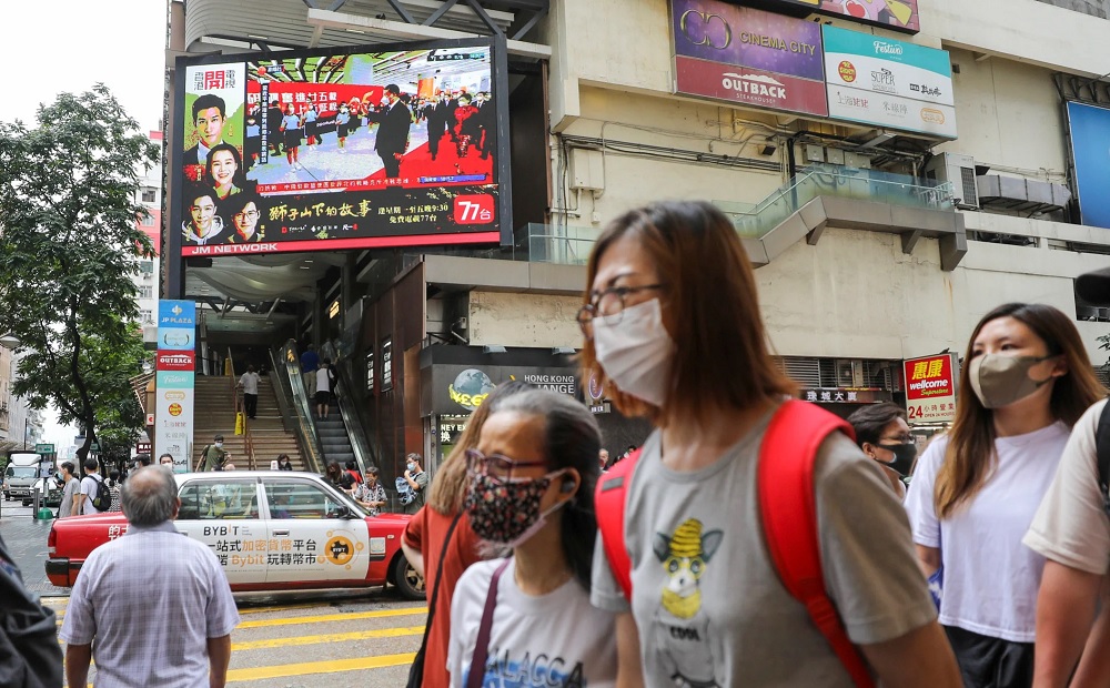 香港街頭的電視屏幕播放著習近平訪華的消息。 照片：南華早報 