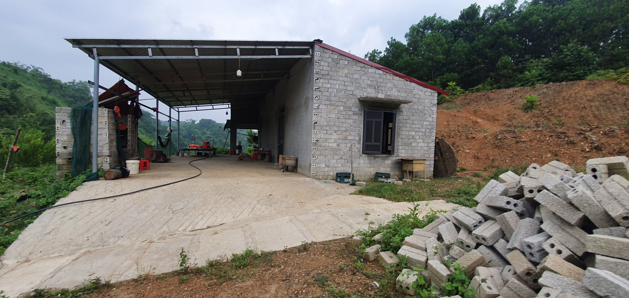 Khu nhà xây dựng trái phép trong rừng tại thôn Thành Tân, xã Thành Yên, huyện Thạch Thành cần sớm được phá giỡ.