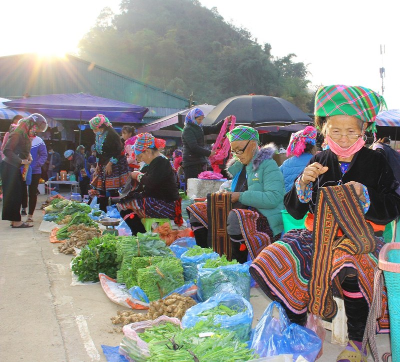 sac mau cho phien vung cao lai chau hinh 2