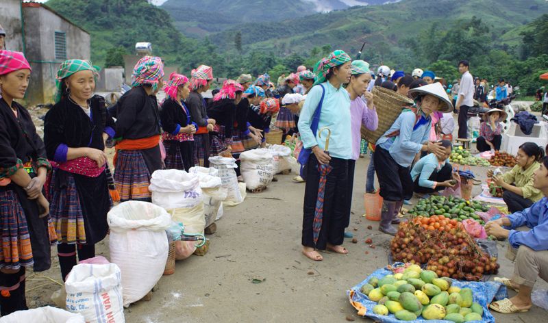 sac mau cho phien vung cao lai chau hinh 4