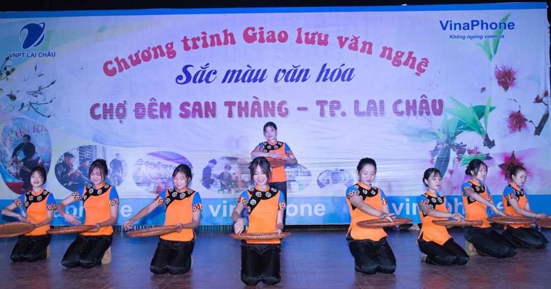 sac mau cho phien vung cao lai chau hinh 7