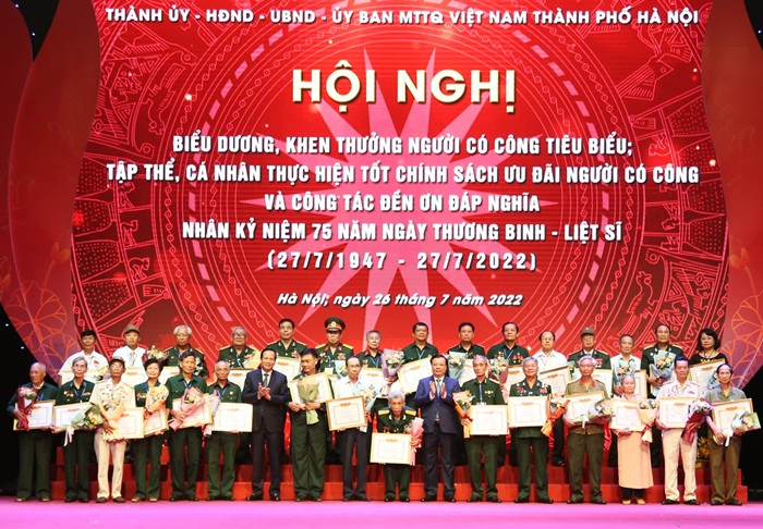 ha noi tri an bieu duong nguoi co cong tieu bieu hinh 1