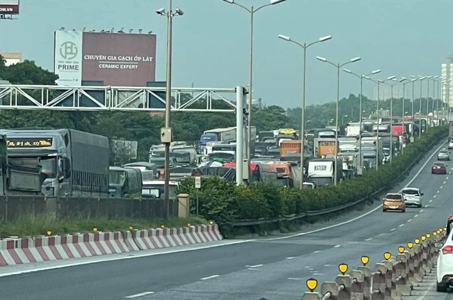 ha noi hai o to va cham tren cau thanh tri duong vanh dai 3 un tac keo dai hinh 1