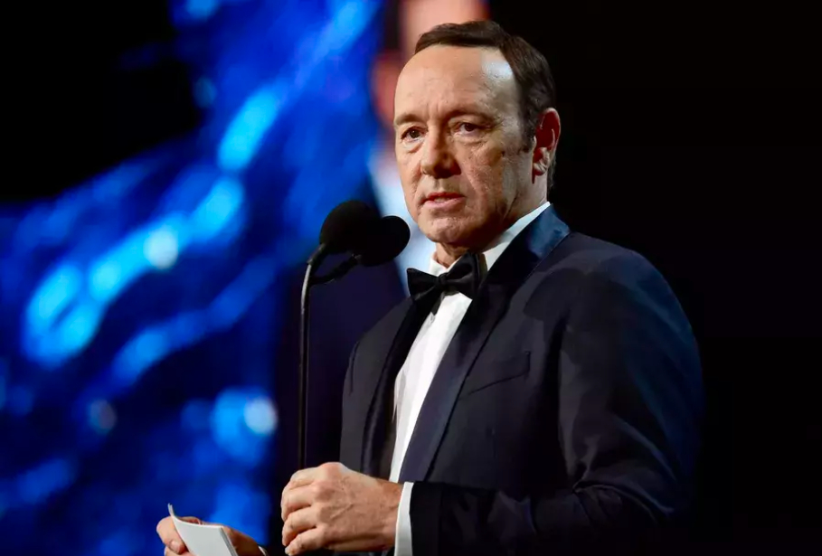 kevin spacey phai den bu 725 ty dong cho nha san xuat house of cards hinh 2