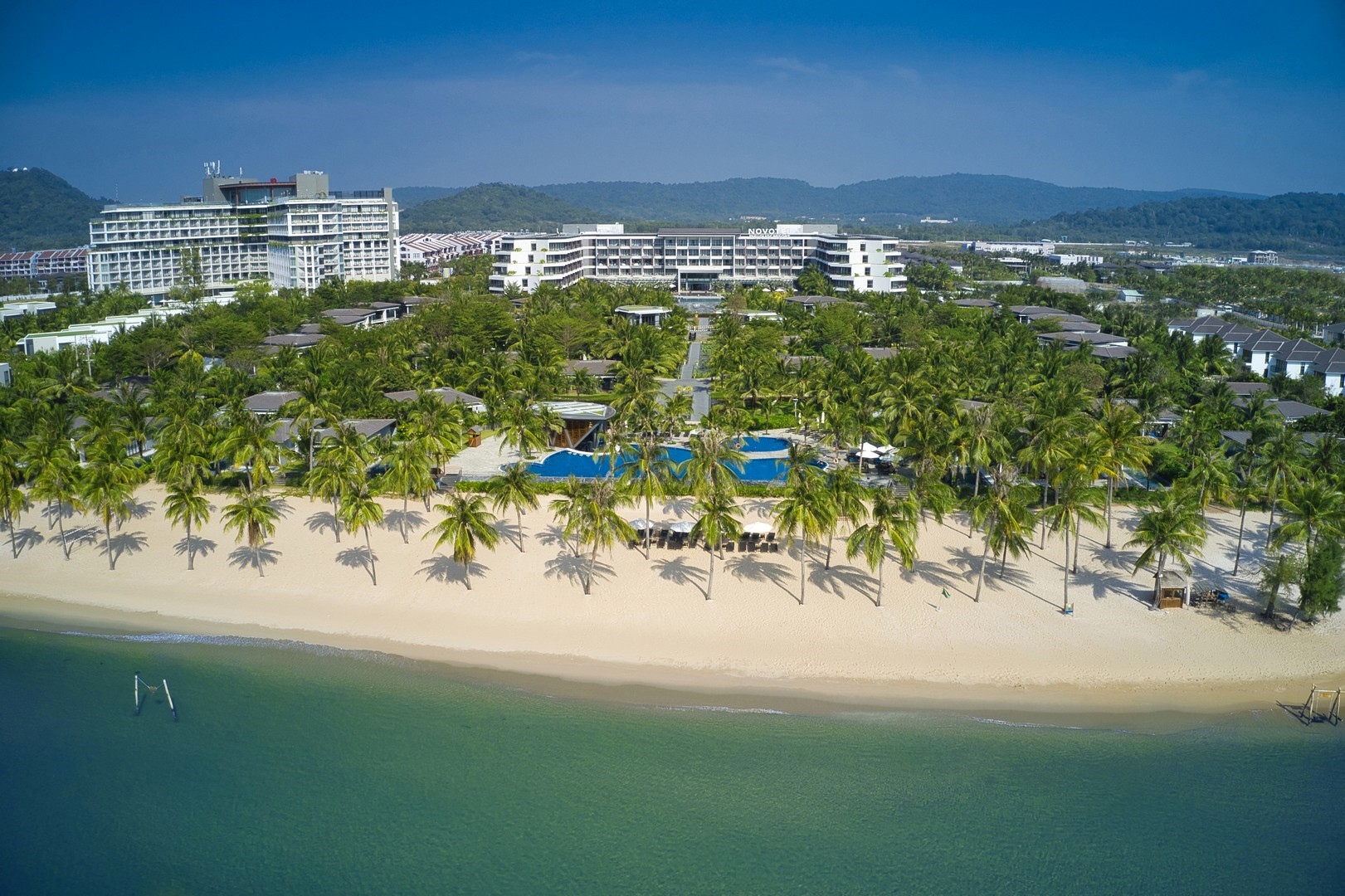novotel phu quoc resort duoc vinh danh tai giai thuong du lich lu hanh luxlife 2022 hinh 1
