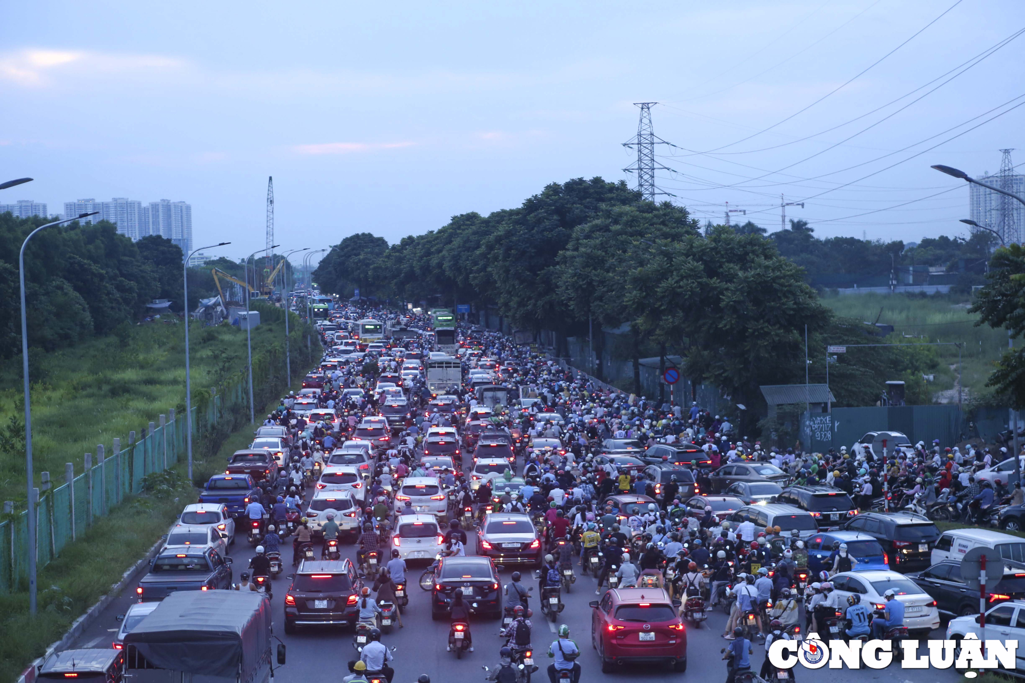 ha noi thi cong duong gom dai lo thang long un tac giao thong nghiem trong vao gio cao diem hinh 4