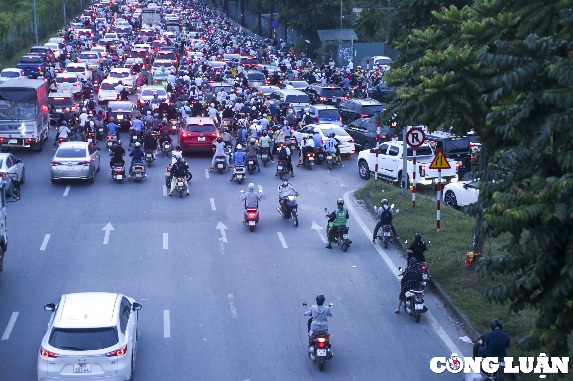 ha noi thi cong duong gom dai lo thang long un tac giao thong nghiem trong vao gio cao diem hinh 6