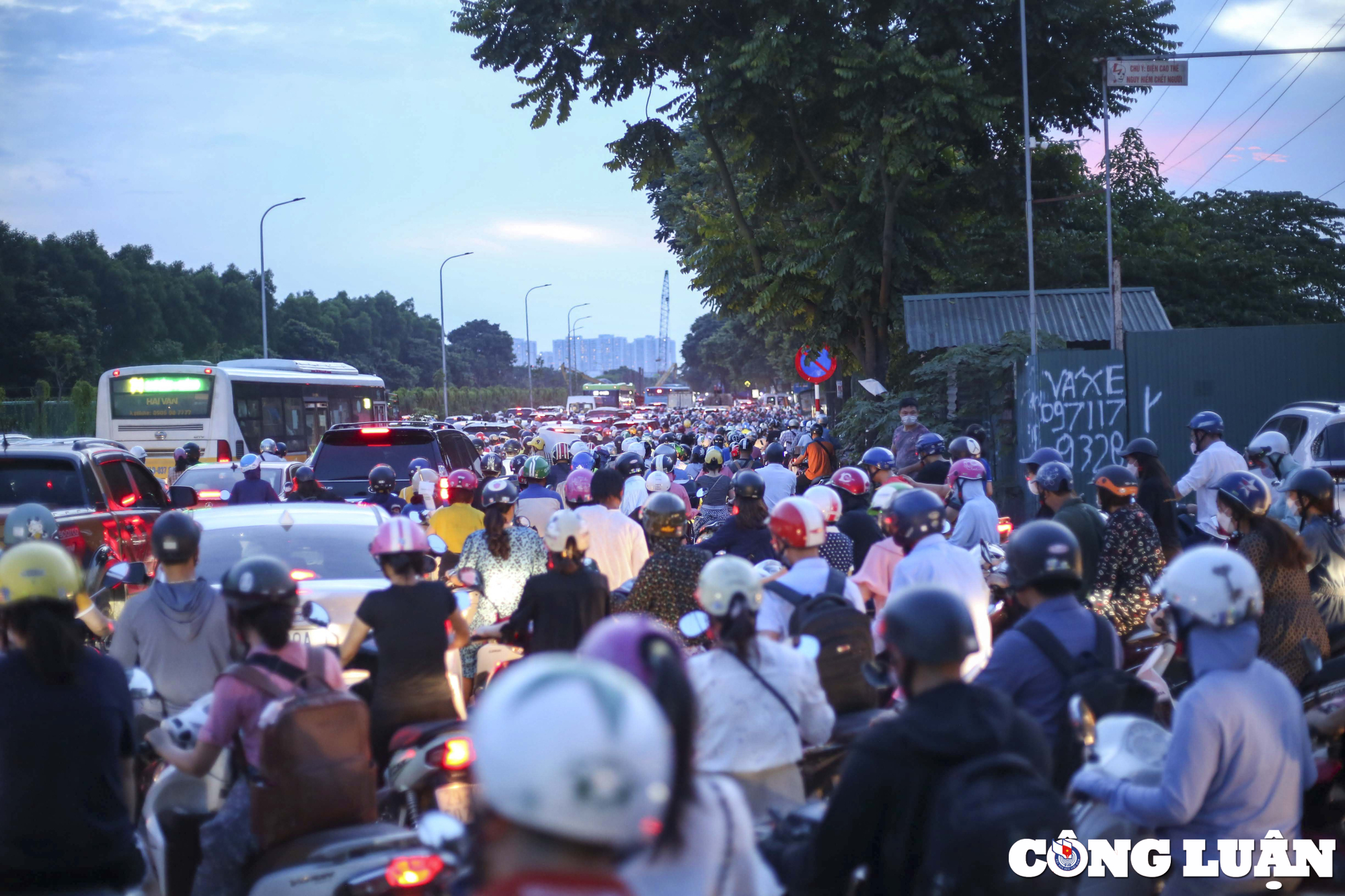 ha noi thi cong duong gom dai lo thang long un tac giao thong nghiem trong vao gio cao diem hinh 5