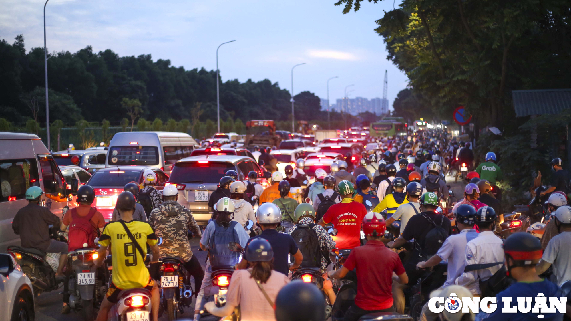 ha noi thi cong duong gom dai lo thang long un tac giao thong nghiem trong vao gio cao diem hinh 1