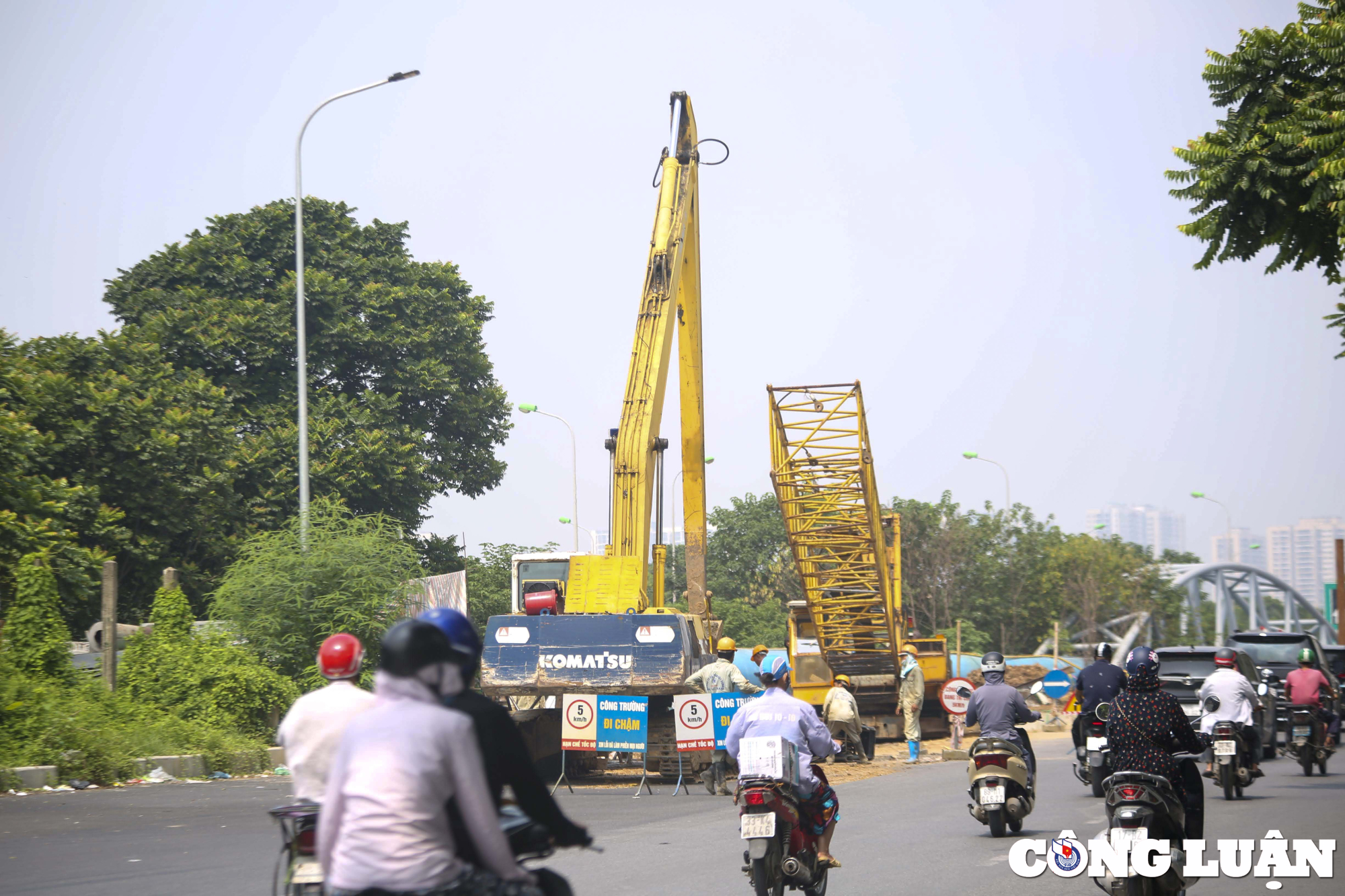 ha noi thi cong duong gom dai lo thang long un tac giao thong nghiem trong vao gio cao diem hinh 2