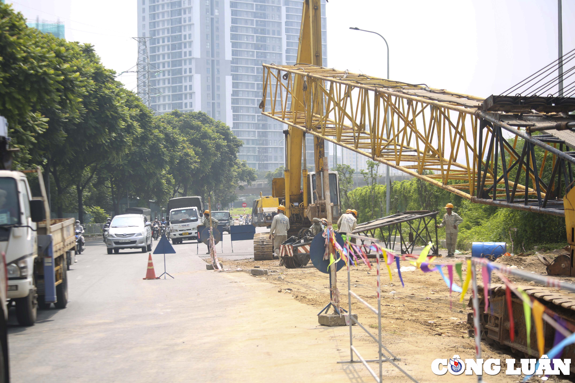 ha noi thi cong duong gom dai lo thang long un tac giao thong nghiem trong vao gio cao diem hinh 3