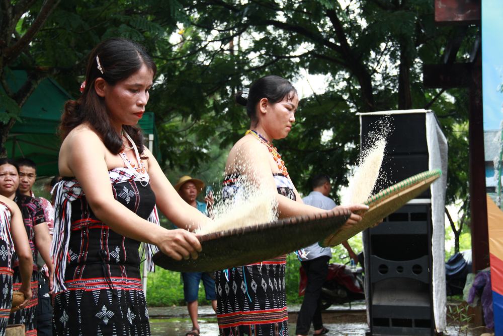 tai hien le mung lua moi cua dong bao co tu thua thien hue hinh 5