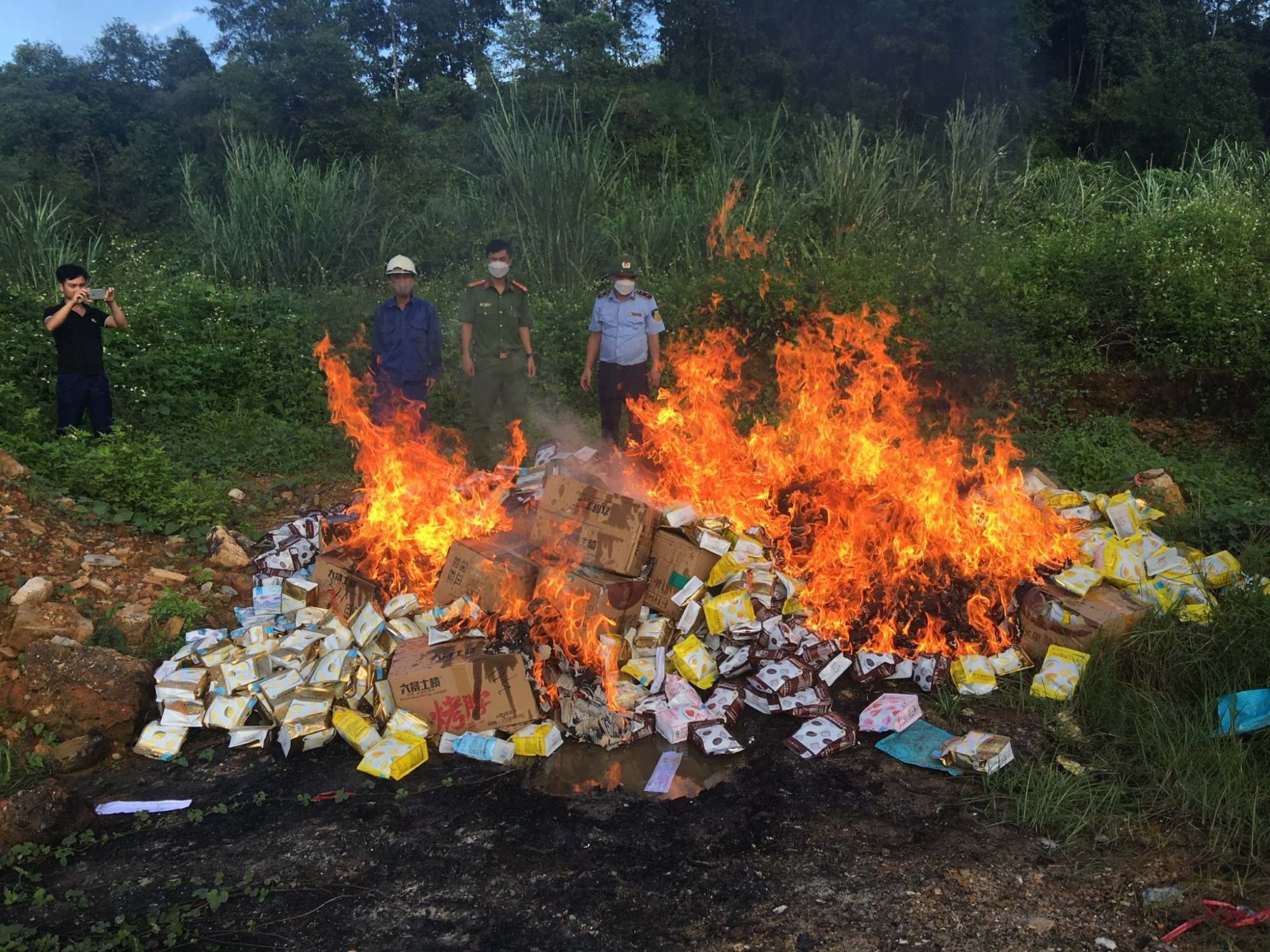 lao cai phat hien thu giu gan 54000 chiec banh deo khong co nguon goc hinh 1