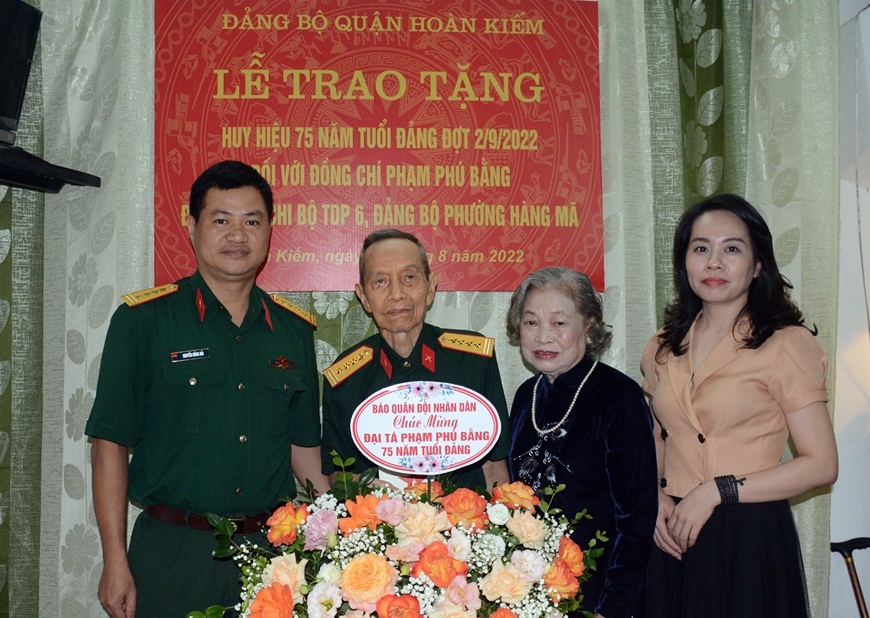 nha bao pham phu bang nhan huy hieu 75 nam tuoi dang hinh 2