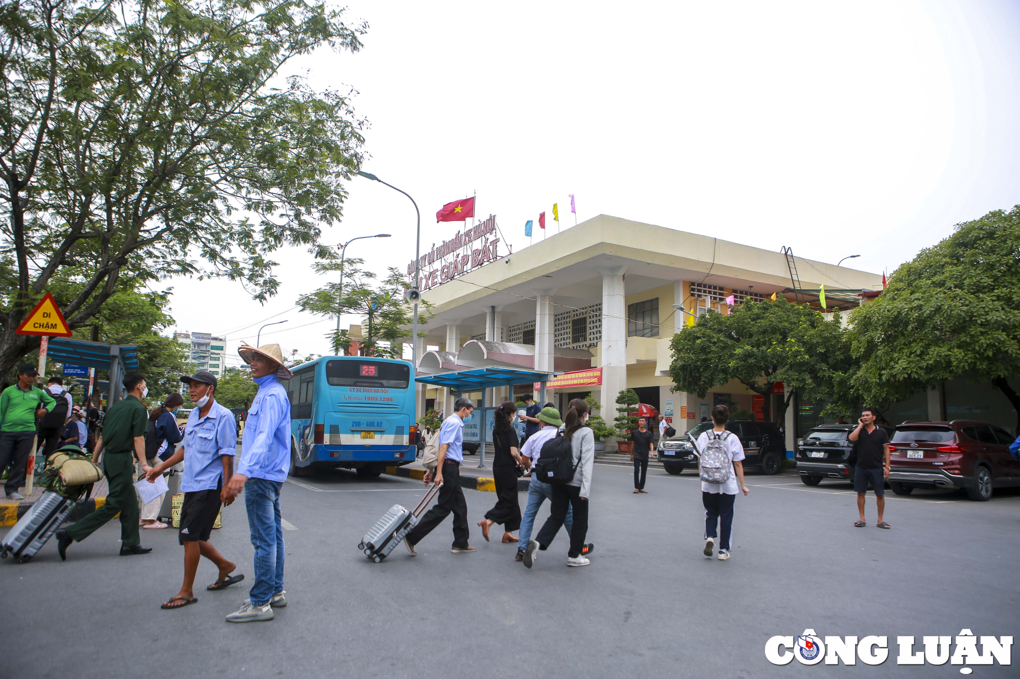 Sở GTVT Hà Nội đề nghị các đơn vị thực hiện những giải pháp phục vụ tốt nhu cầu đi lại của người dân và phòng chống dịch COVID-19 dịp nghỉ lễ 30/4 - 1/5.