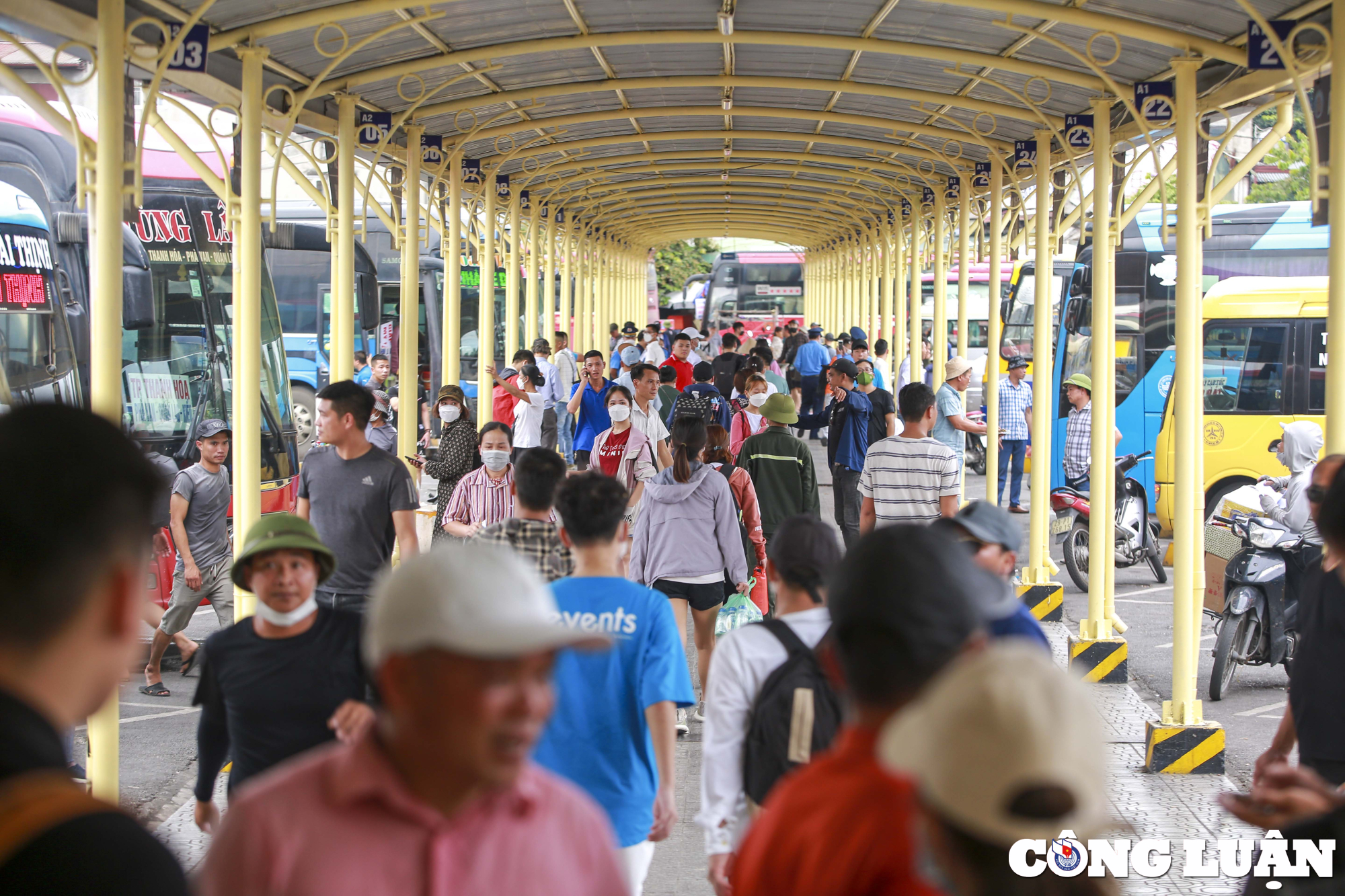 nguoi dan do ve ben xe roi thu do nhieu tuyen duong un tac hinh 1