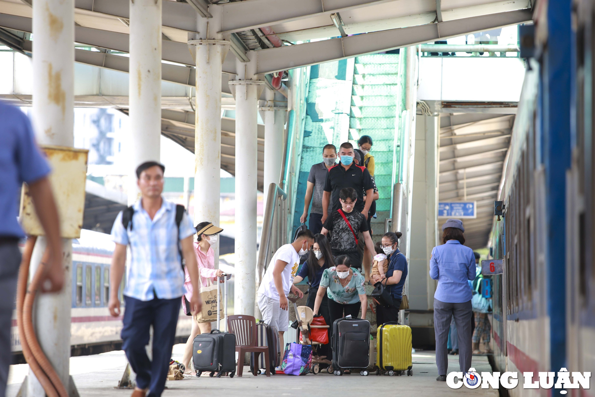 hanh khach un un do ve ga tau ha noi bat dau ky nghi le 2 9 hinh 6