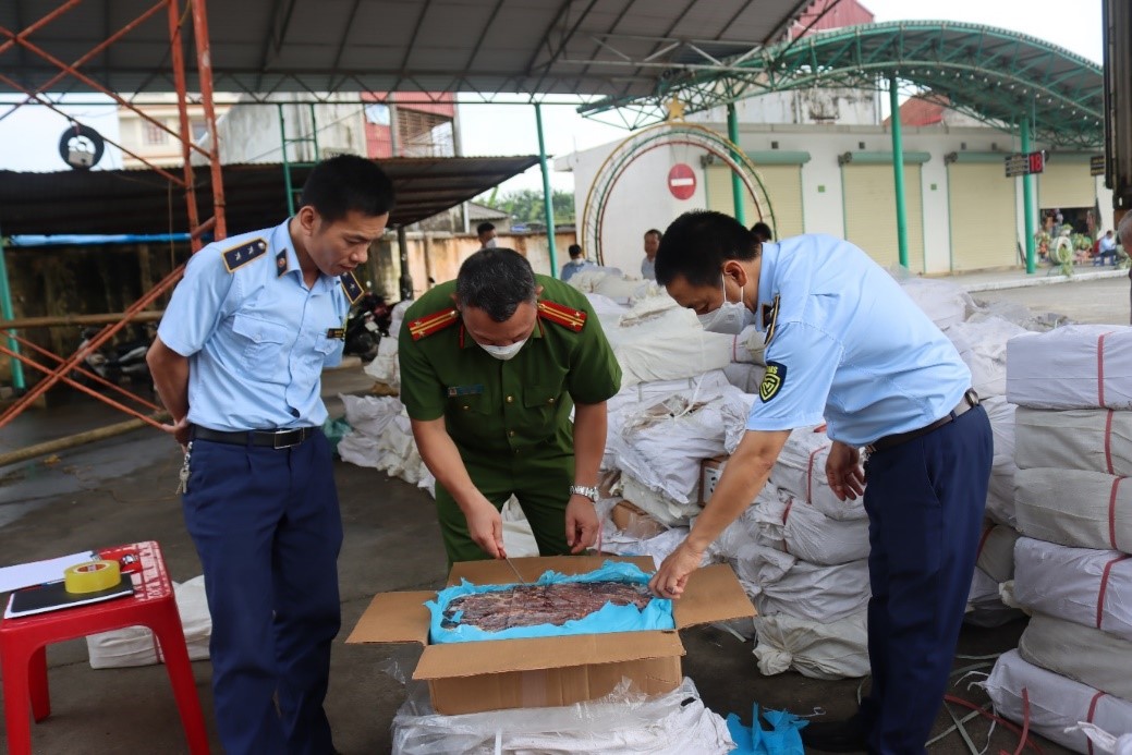 tom gon 3 container van chuyen 86 tan noi tang trau bo dang chay nuoc nhon hinh 7