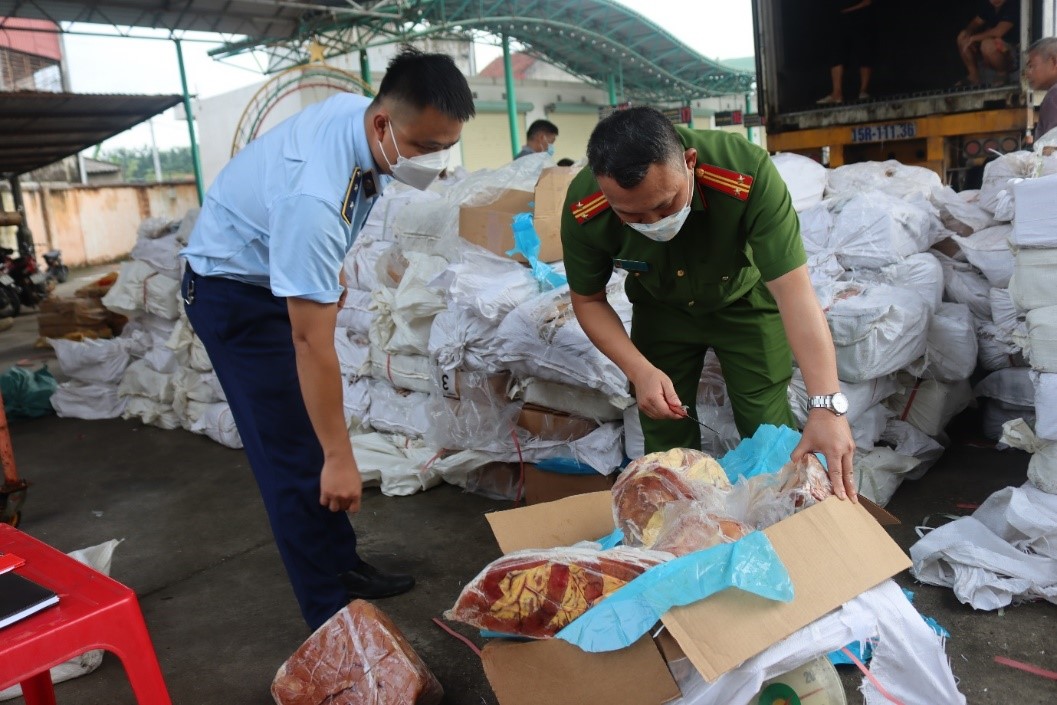 tom gon 3 container van chuyen 86 tan noi tang trau bo dang chay nuoc nhon hinh 6