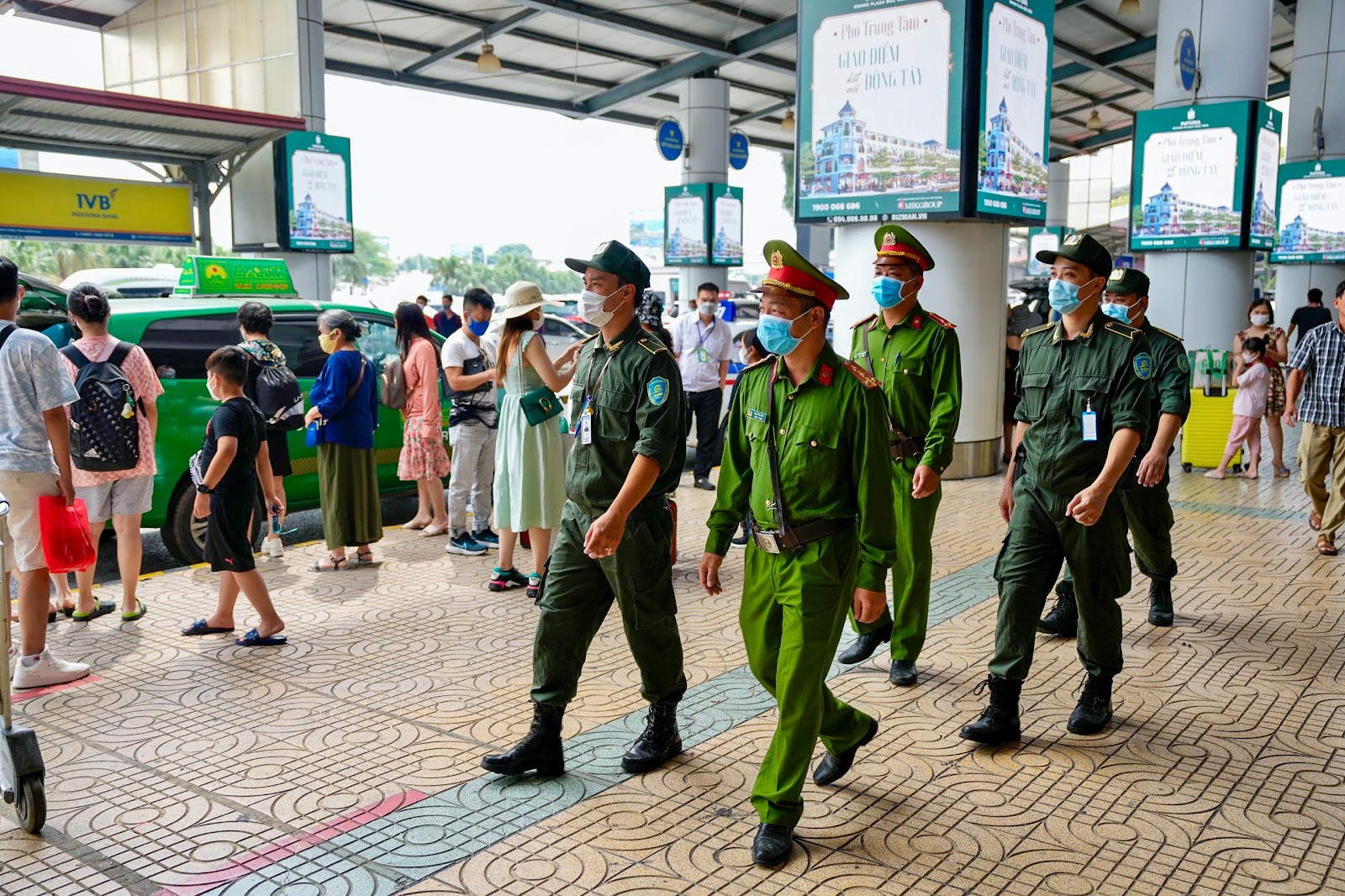 ha noi kip thoi giai toa hanh khach tai san bay noi bai tranh un tac hinh 1