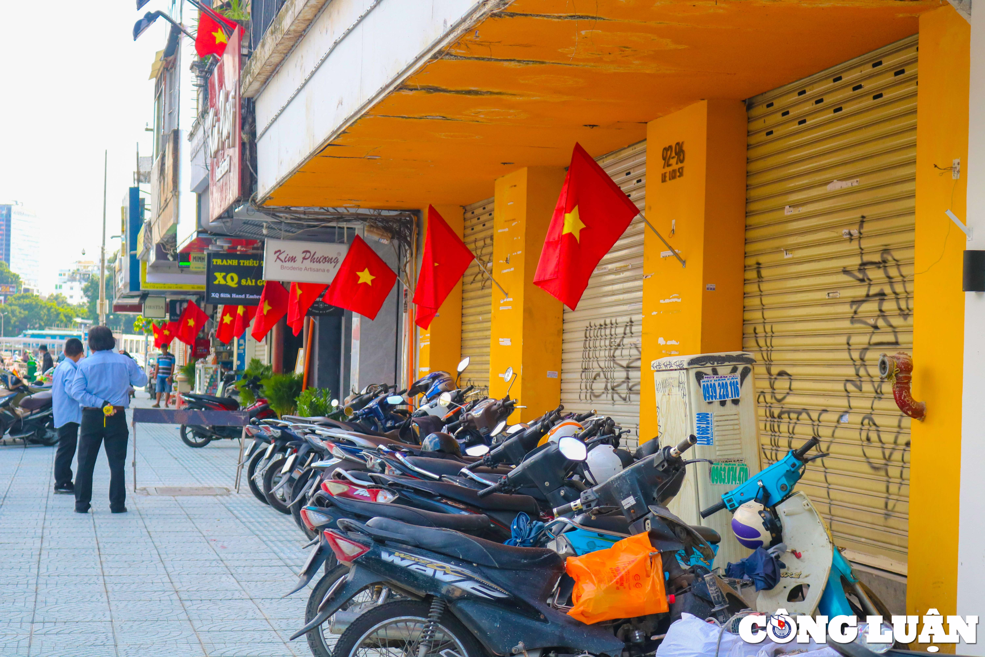 le quoc khanh 2 9 duong sa tp hcm sang ruc voi co do sao vang hinh 4